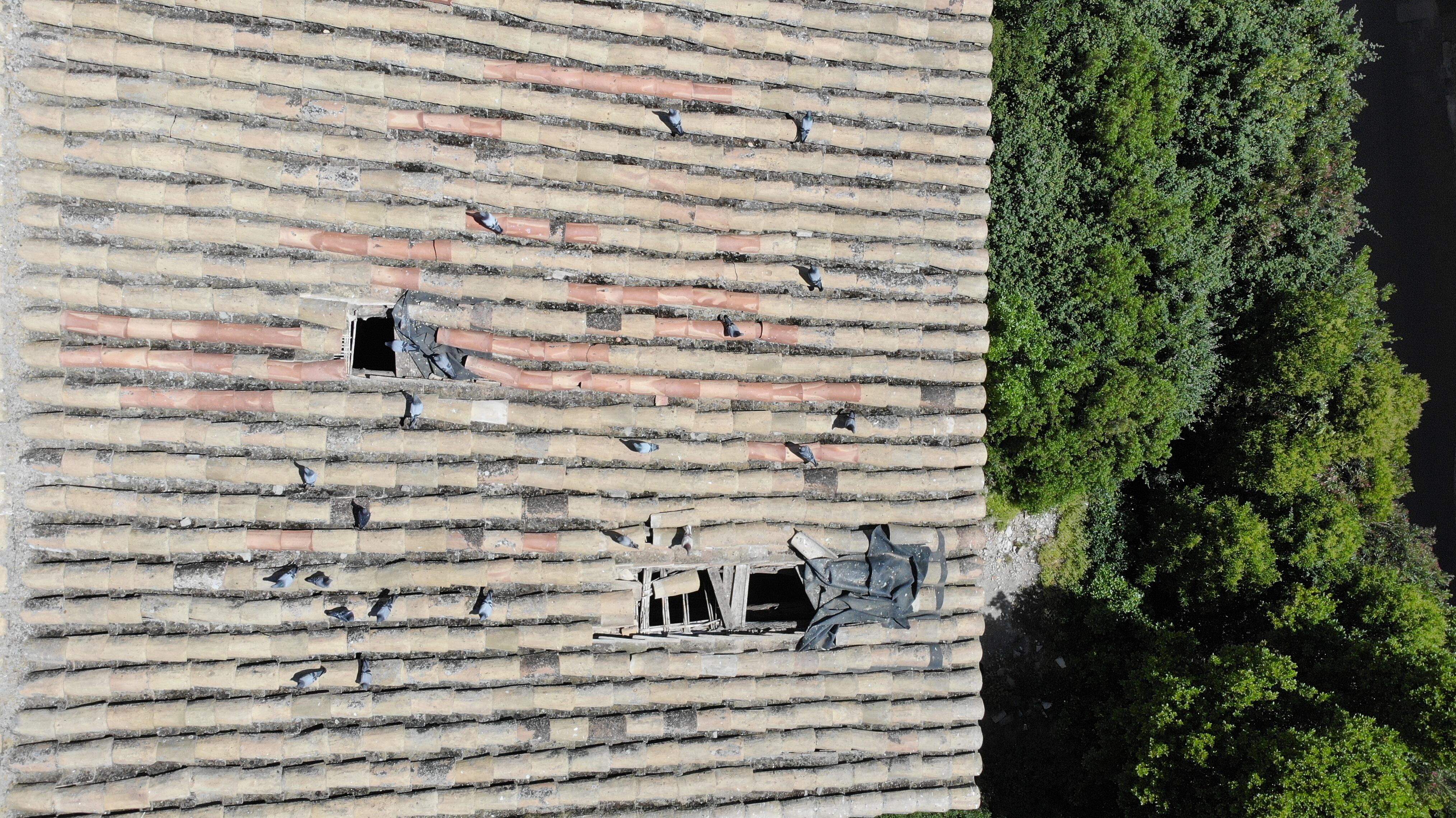 Agujeros en la cubierta del edificio del Seminario