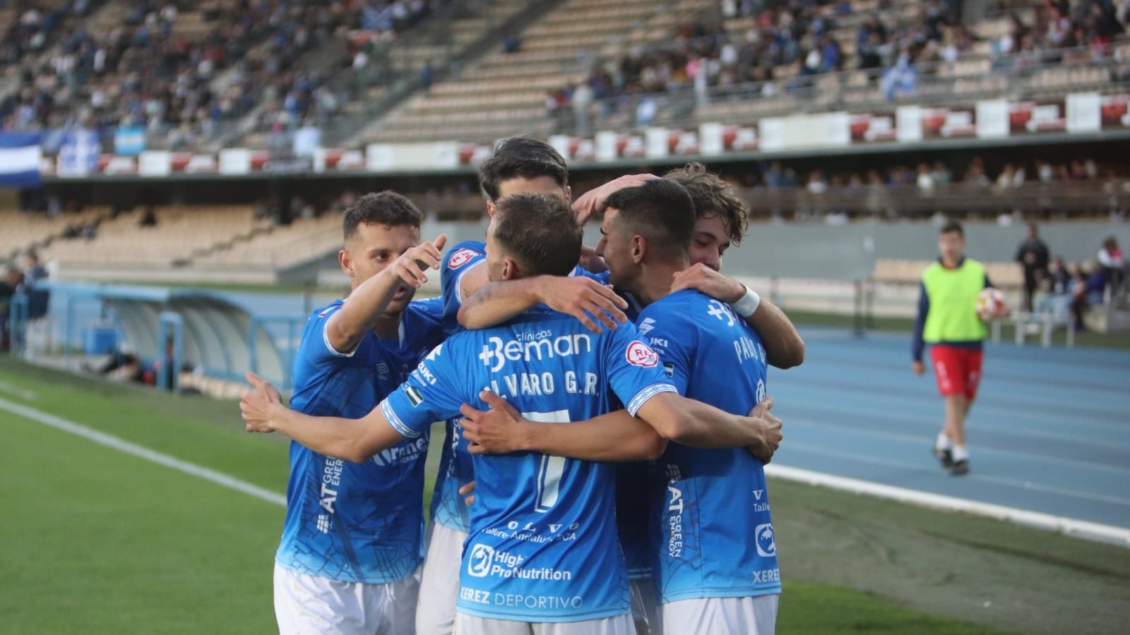 Jugadores abrazados a Pablo González tras uno de sus goles