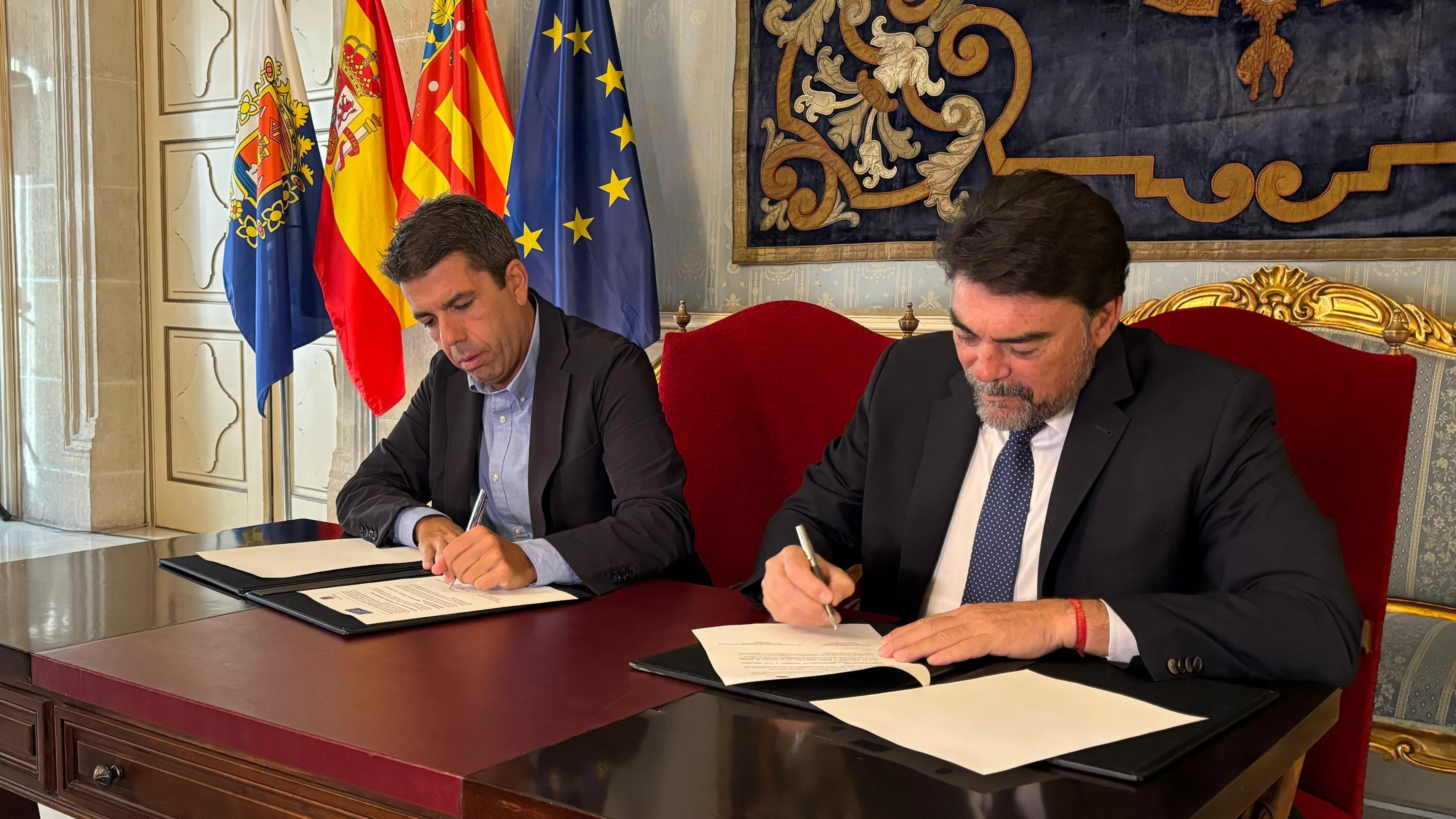 Carlos Mazón y Luis Barcala en la firma convenio Ayuntamiento y Fundació Comunitat Valenciana Regió Europea