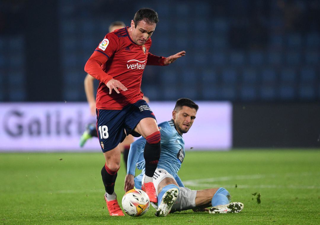 VIGO, SPAIN - JANUARY 19: Kike of Osasuna is challenged by Okay Yokuslu of Celta Vigo during the LaLiga Santander match between RC Celta de Vigo and CA Osasuna at Abanca-Balaídos on January 19, 2022 in Vigo, Spain. (Photo by Octavio Passos, Getty Images)