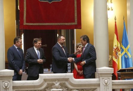 El presidente saliente, Javier Fernández felicita a su sucesor ante la atenta mirada de los ministros Planas y Carcedo y del Presidente de la Junta General, Marcelino Marcos