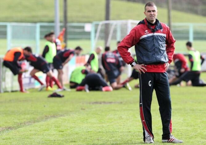 Gaizka Garitano observa una sesión de entrenamiento de su equipo durante la pasada temporada en Segunda.