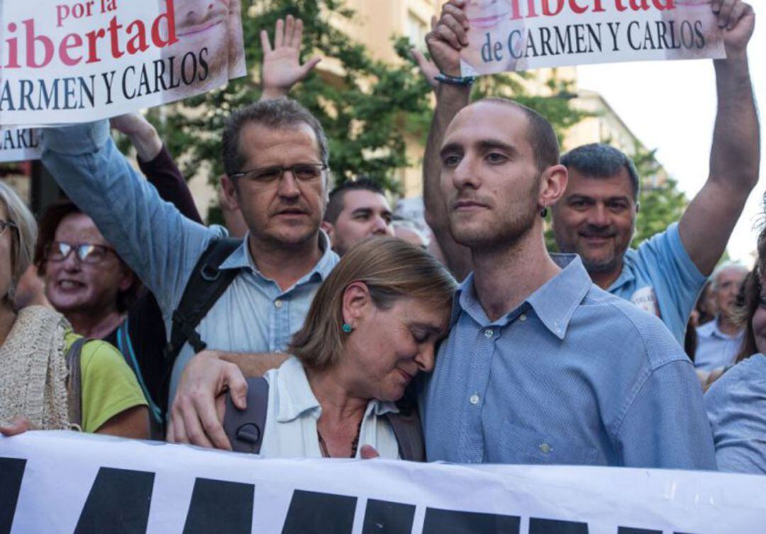 Carlos y Carmen, durante una protesta ciudadana convocada en su defensa