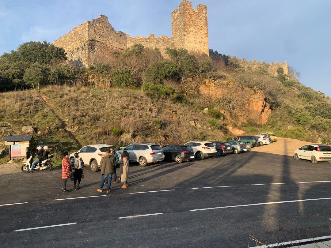 Aparcamiento de castillo de Cornatel el pasado domingo