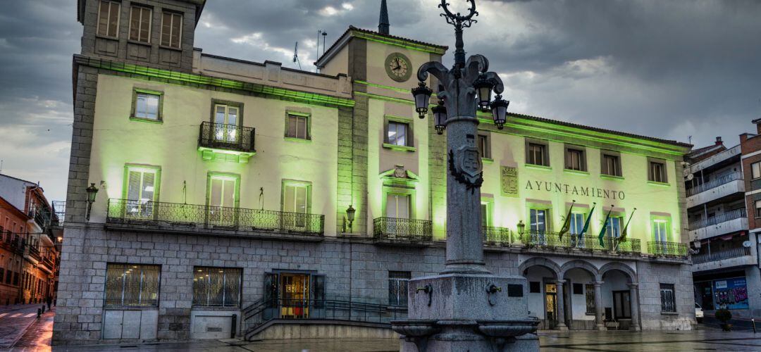 La fachada del consistorio de Colmenar Viejo iluminada de verde en homenaje a los sanitarios