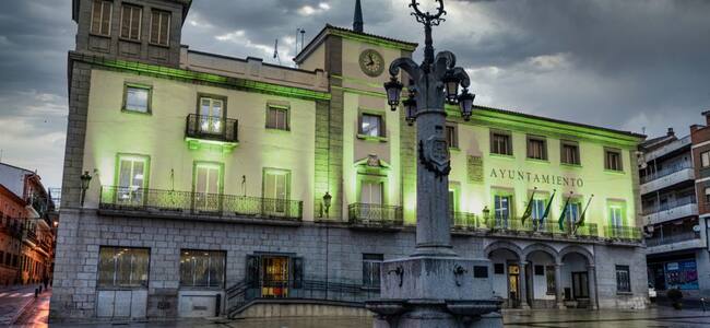 La fachada del consistorio de Colmenar Viejo iluminada de verde en homenaje a los sanitarios
