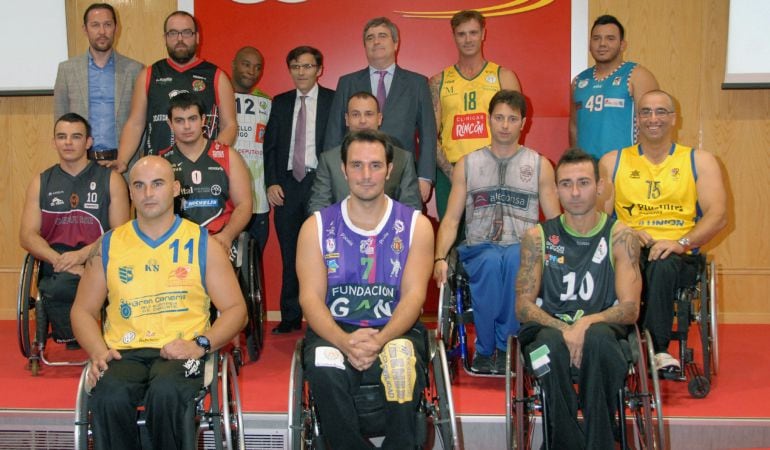 Fotografía facilitada por el Consejo Superior de Deportes (CSD), de su presidente, Miguel Cardenal (c, atrás), junto a representantes de la Federación Española de Deportes de Personas con Discapacidad Física, de la Fundación ONCE, y de los 11 equipos de l