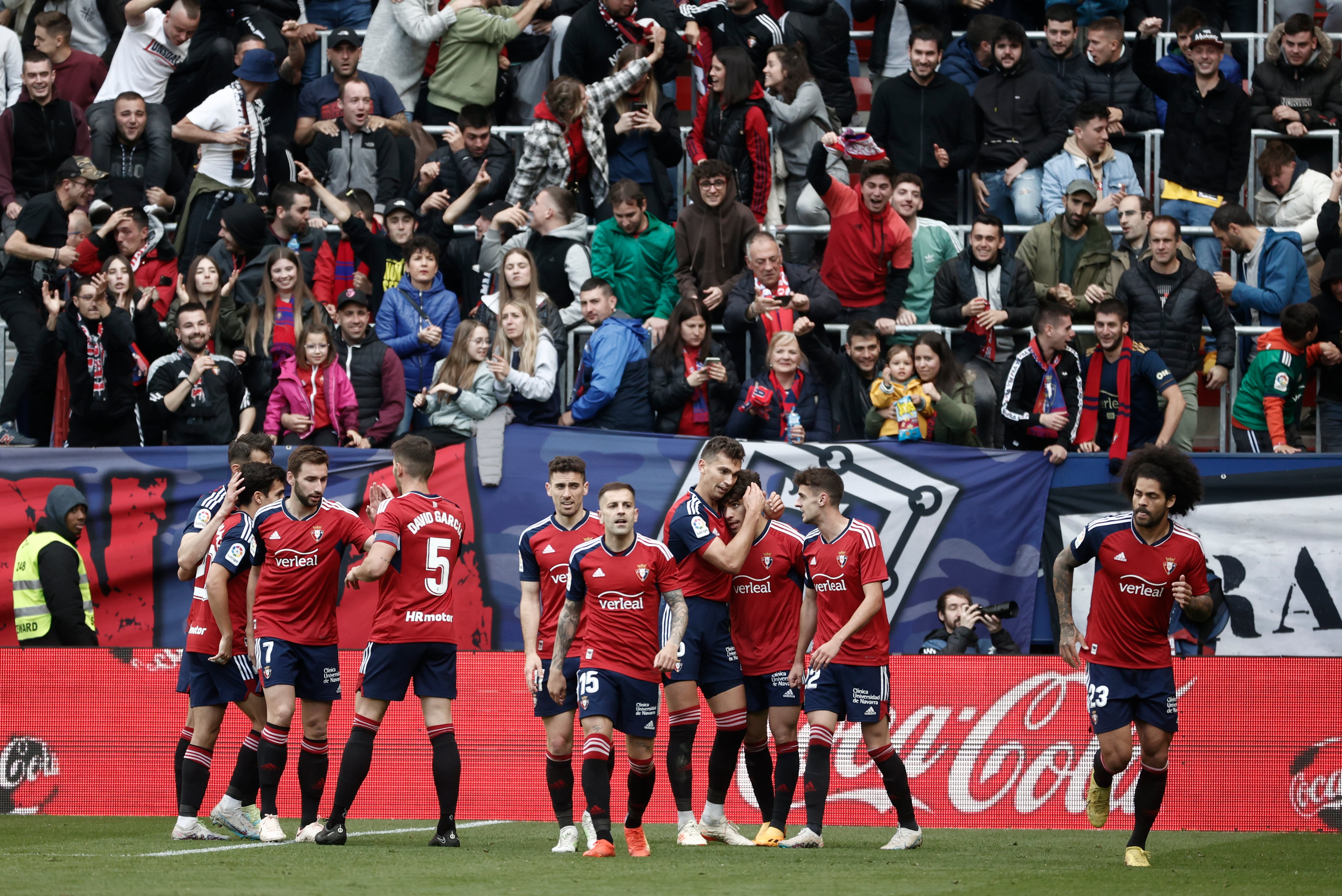 Los jugadores de Osasuna celebran un gol de Ez Abde en la pasada temporada.