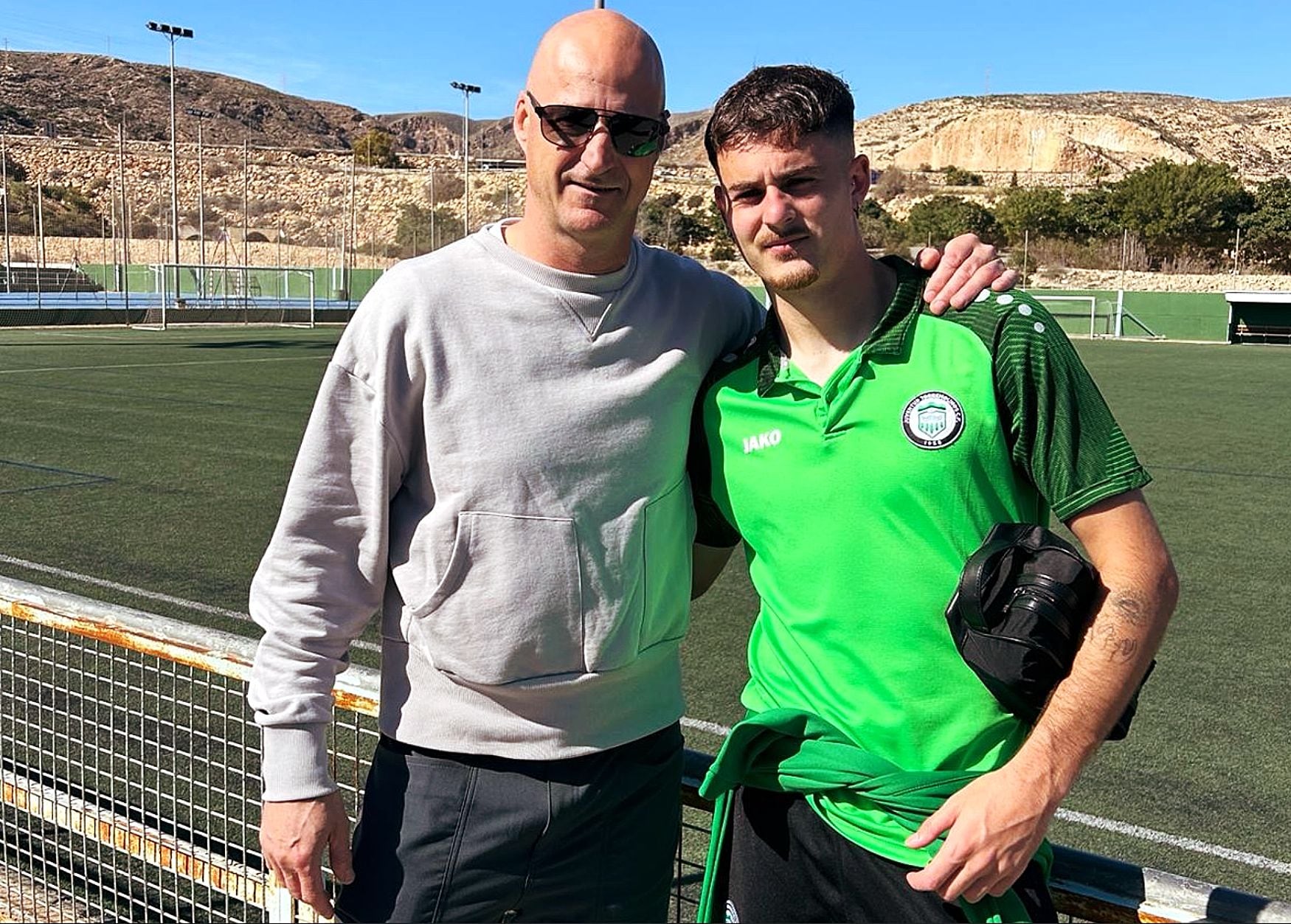 Kike e Iker viven el fútbol desde su tierna infancia y lo aman.