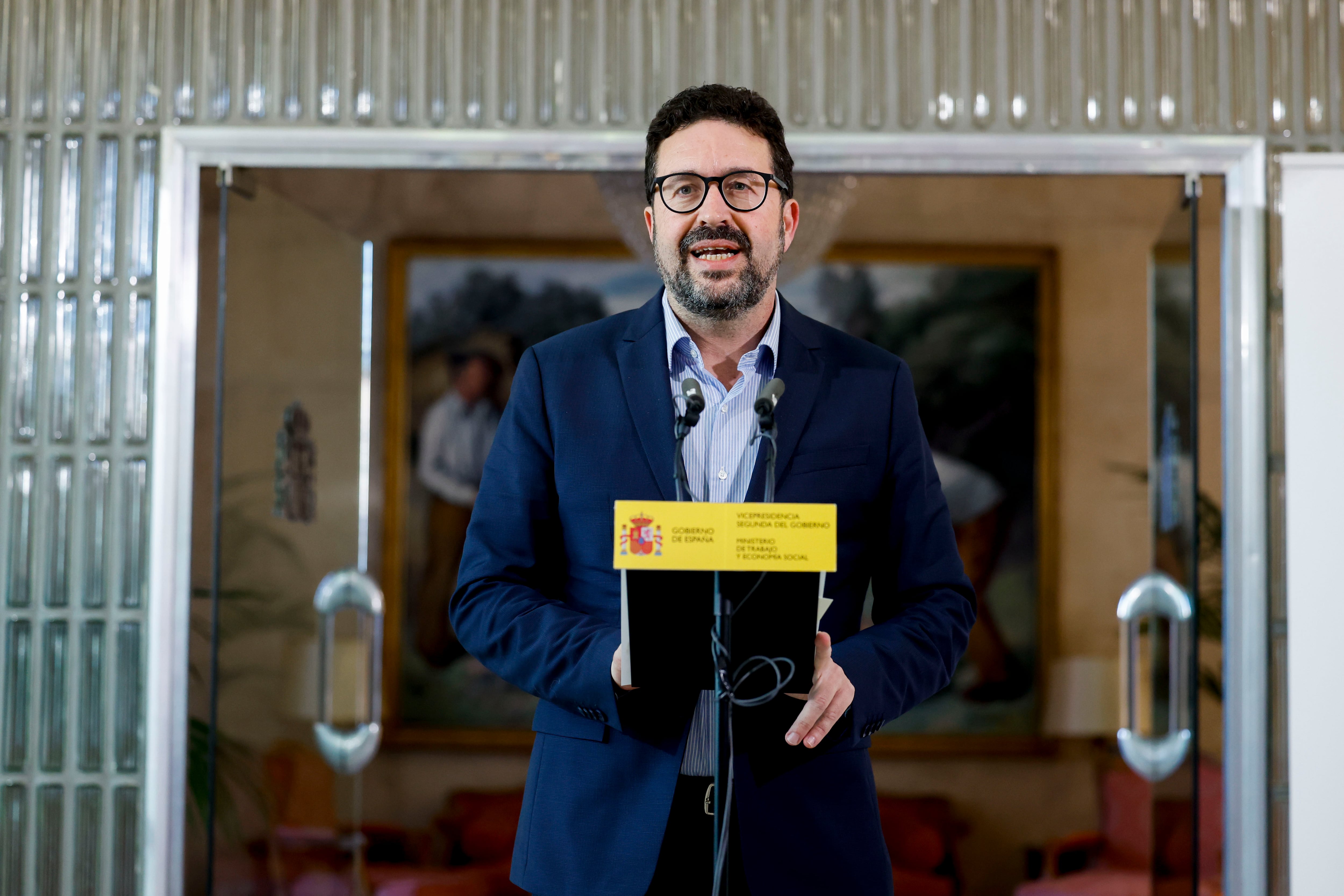 MADRID, 12/01/2024.- El secretario de Estado de Trabajo, Joaquín Pérez Rey durante la rueda de prensa tras la reunión de la Mesa de Diálogo Social que ha abordado la subida del SMI este viernes en la sede del ministerio de Trabajo en Madrid. EFE/Javier Lizón
