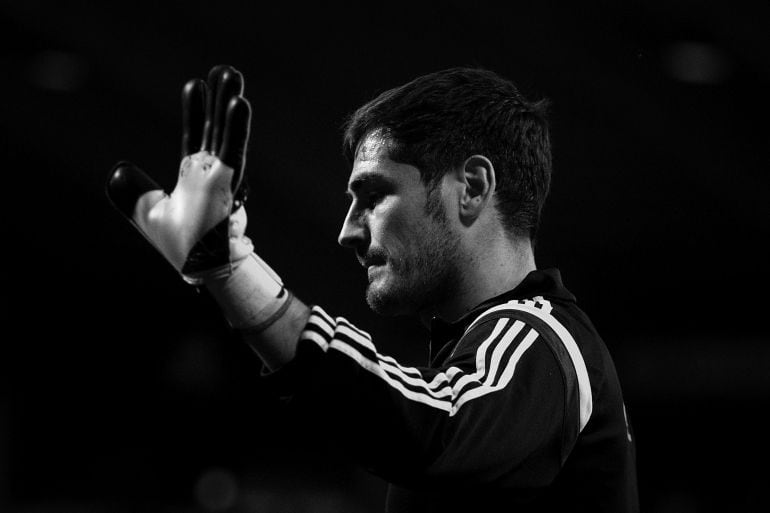 Iker Casillas saluda a la grada