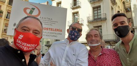 Representantes de Aehtma en la concentración de Valencia.