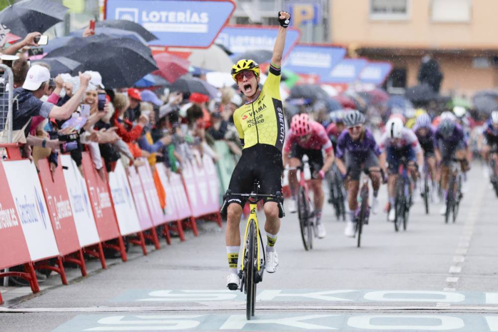 Marianne Vos del Team Visma, entrando ganadora en Molins de Rei