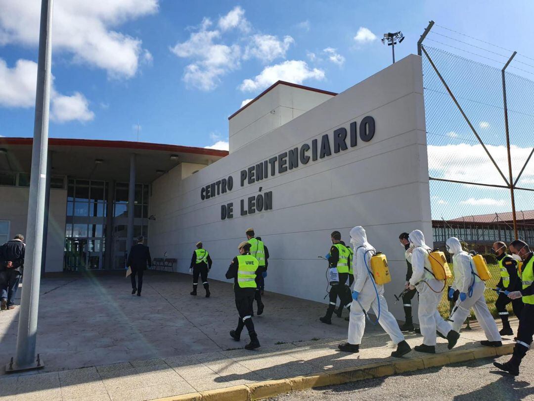 La UME desinfecta el centro penitenciario de Mansilla