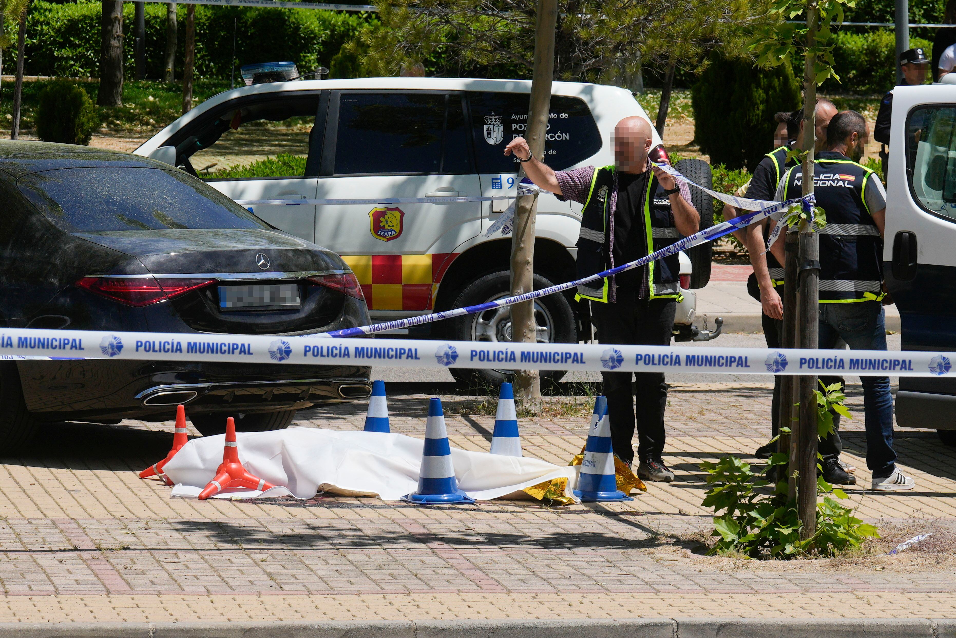 La policía Nacional trabaja en el lugar donde este miércoles ha sido asesinado Andréi Portnov, de 52 años de edad y uno de los principales exasesores del expresidente ucraniano Víktor Yanukóvich.