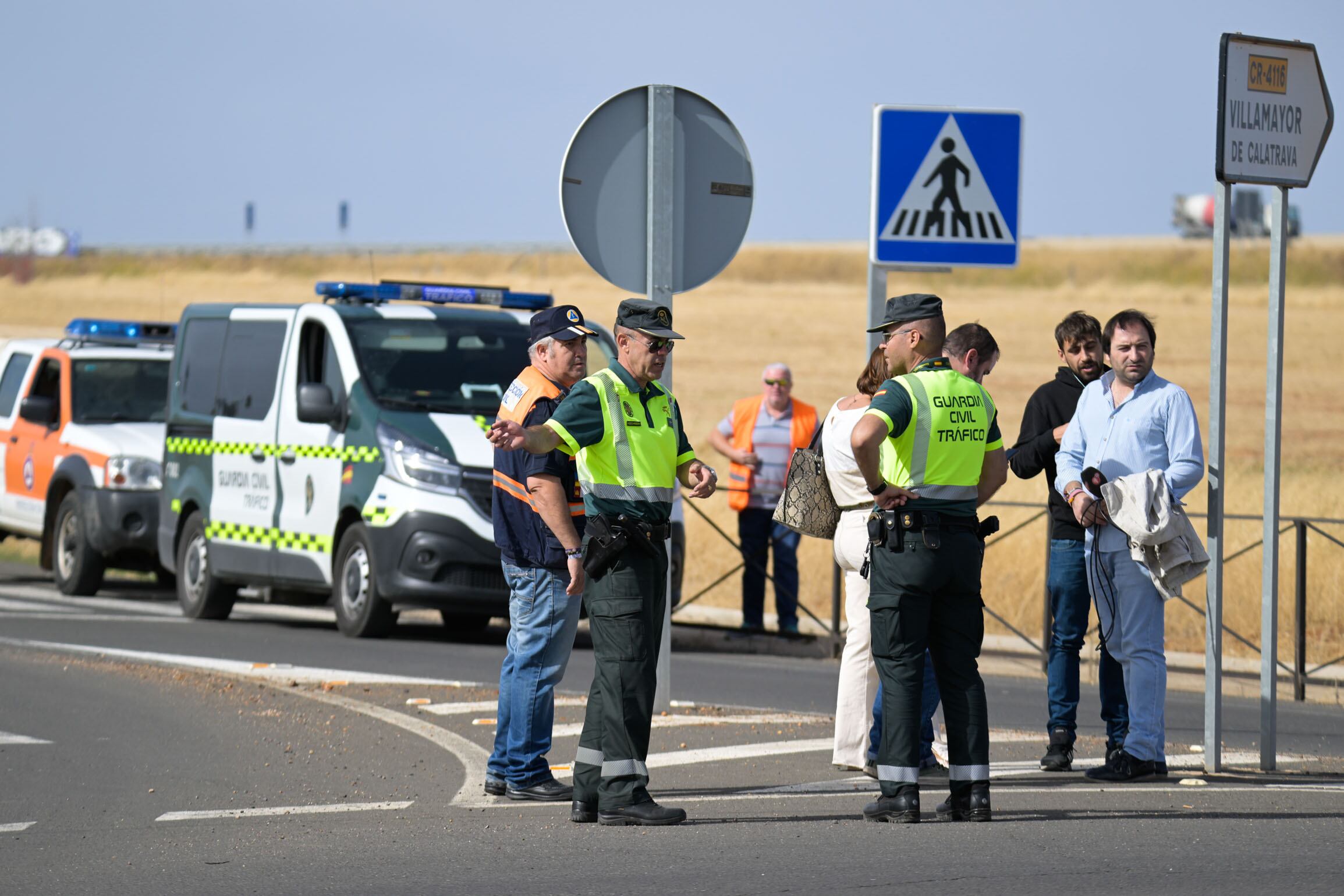 ARGAMASILLA DE CALATRAVA (CIUDAD REAL), 26/10/2022.- Tres personas han fallecido y otras tres han resultado heridas en el tiroteo que se ha producido este miércoles en el punto kilométrico 1 de la carretera que une las localidades de Argamasilla de Calatrava y Villamayor de Calatrava en Ciudad Real. EFE/Jesús Monroy
