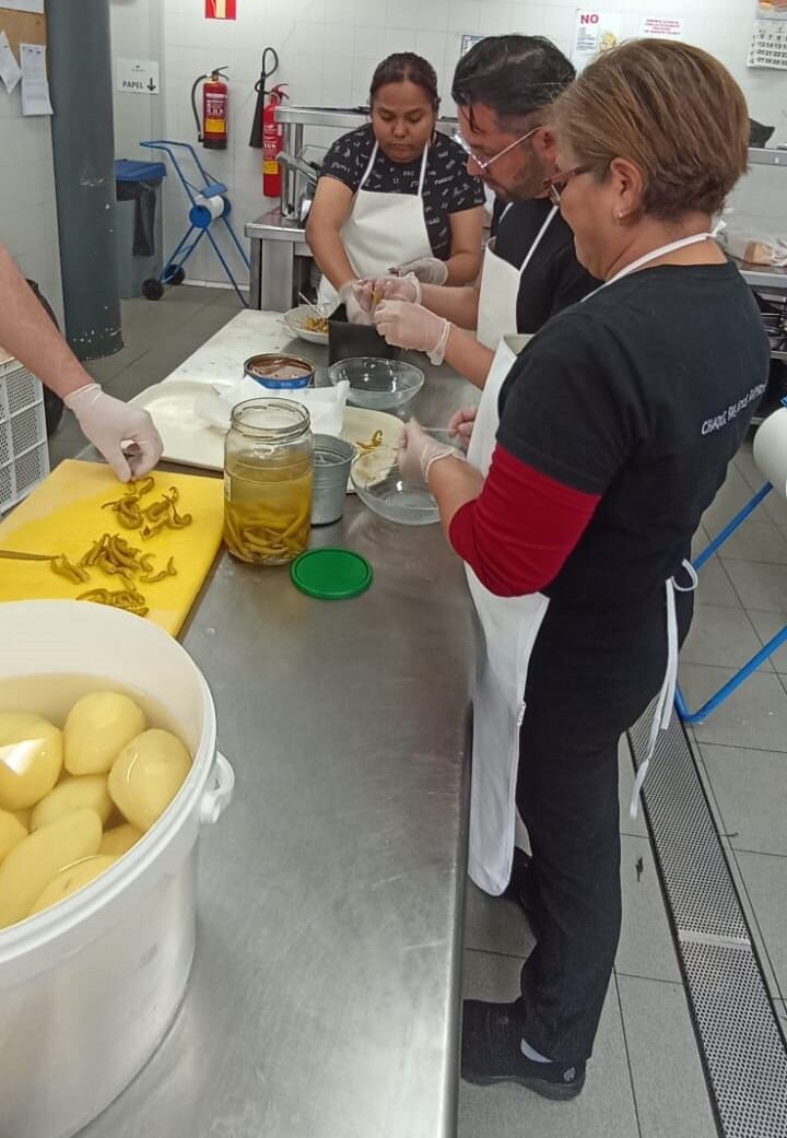 Alumnos durante el curso de hostelería de Cáritas