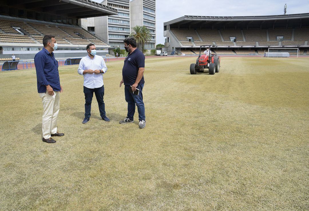 Jesús Alba supervisa los trabajos que se están realizando en el campo de Chapín