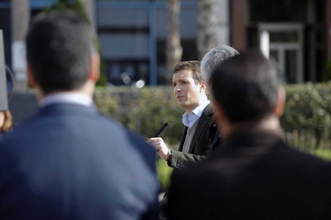 En Málaga, el presidente del PP, Pablo Casado, atiende a medios y se hace una foto con el equipo de campaña. En Museo Pompidou. 
 
 