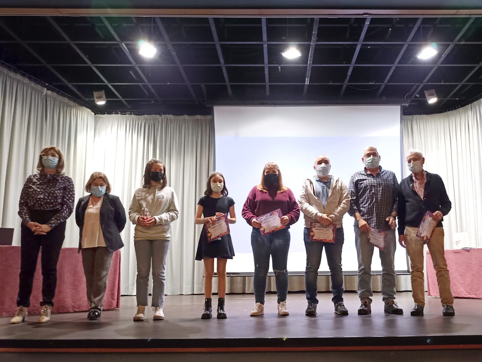 Las personas premiadas se hicieron la foto colectiva al final del acto