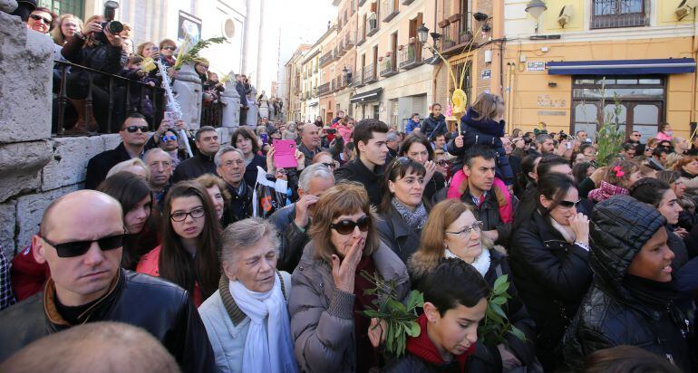 Espectadores de una de las procesiones de la Semana Santa de Valladolid