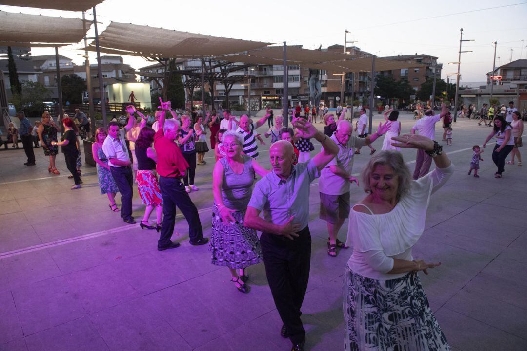 Baile para personas mayores en la plaza del Ayuntamiento de Armilla (Granada)