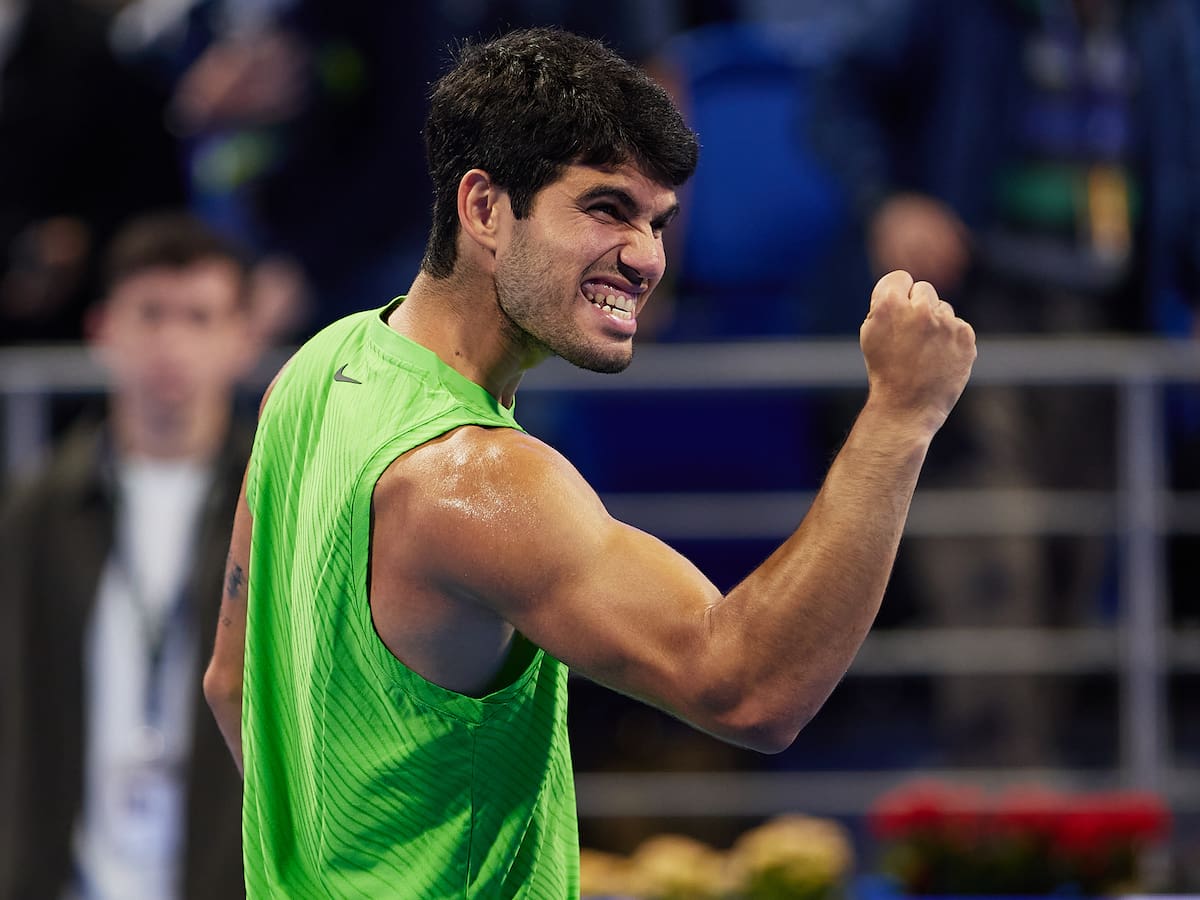 Alcaraz vence a la adversidad y se mete en las semifinales de Doha