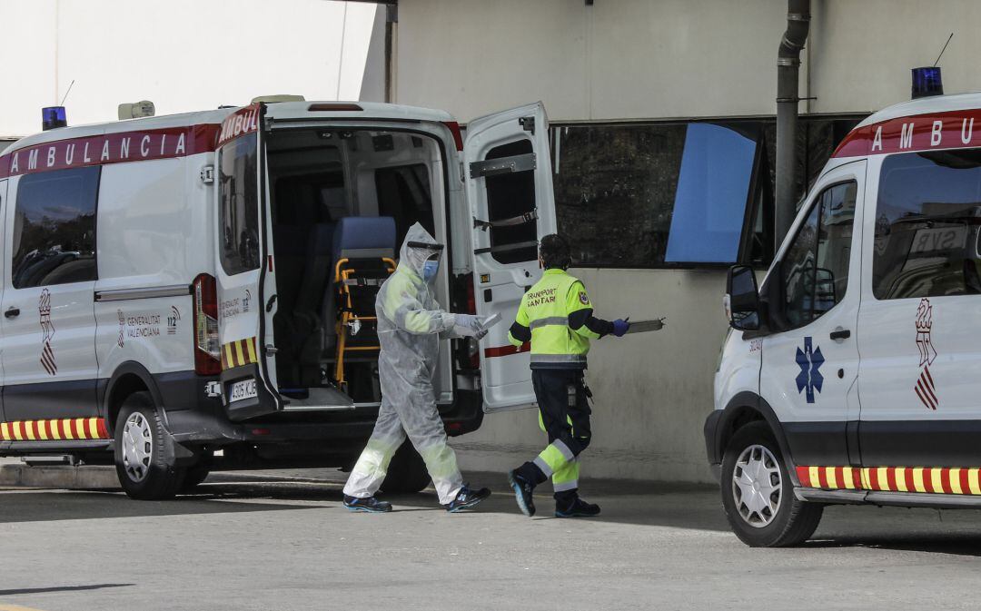 Una ambulancia en el acceso de urgencias del Hospital de La Fe, en Valencia, Comunidad Valenciana (España), a 18 de enero de 2021. Junto al hospital, se ha ubicado el hospital de campaña de La Fe