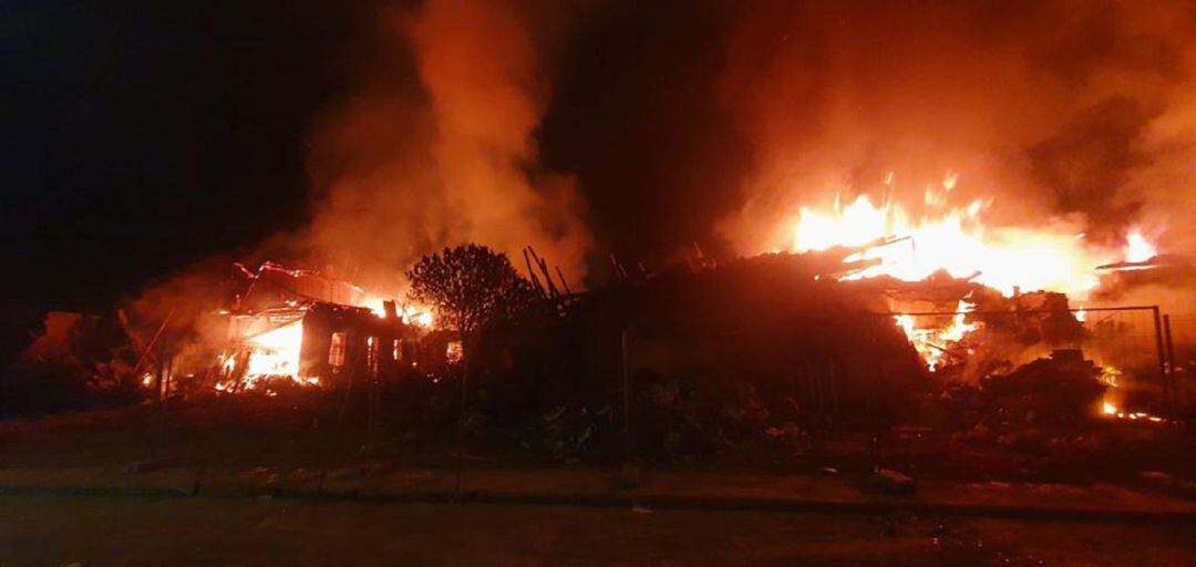 Aparatoso incendio que se registraba el pasado lunes en Frechilla (Palencia)