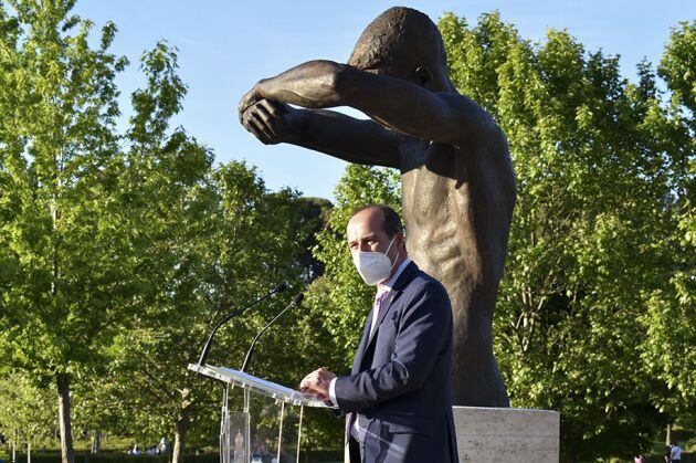 Alberto Rojo, alcalde de Guadalajara en la inauguración de "el abrazo vacío"