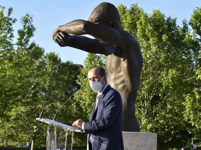 Alberto Rojo, alcalde de Guadalajara en la inauguración de "el abrazo vacío"