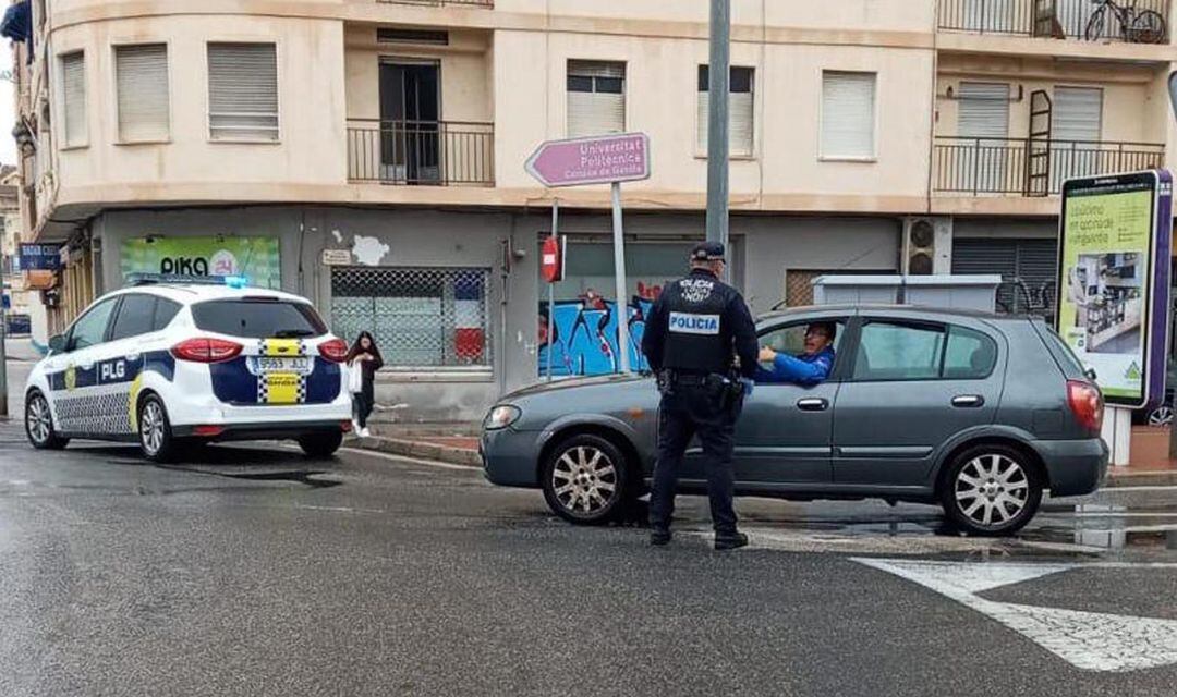 Controles policiales en las calles de Gandia