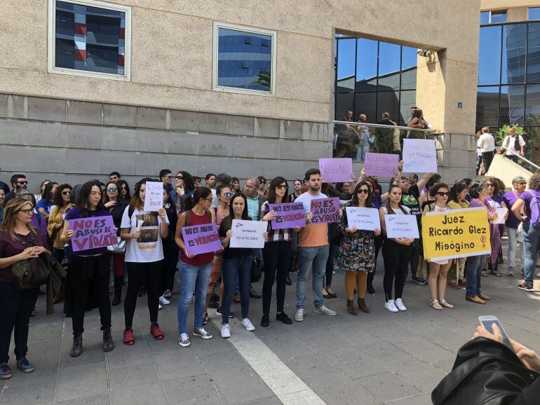 Manifestantes durante la concentración en el Palacio de Justicia.