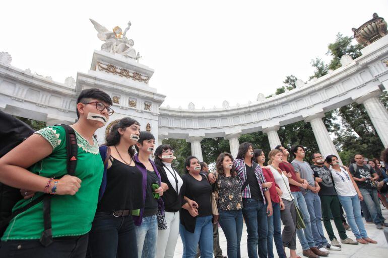 MEX01. .CIUDAD DE MÉXICO (MÉXICO), 08/08/2015.- Colectivos de periodistas, artistas, estudiantes y activistas son vistos hoy, sábado 8 de agosto de 2015, durante una protesta para exigir justicia en el caso del multihomicidio en el que murió el reportero 