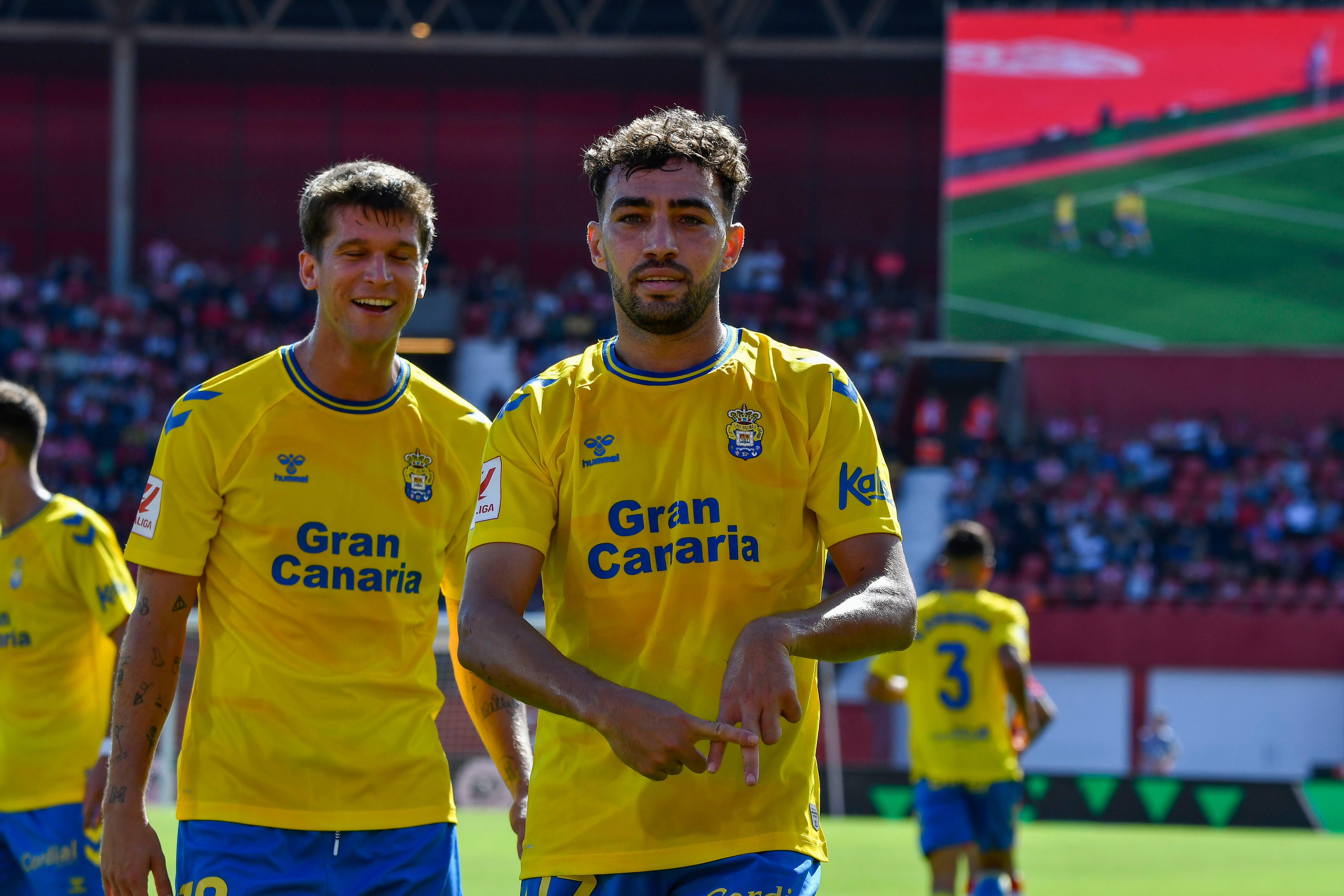 ALMERÍA, 28/10/2023.- El jugador de la U.D. Las Palmas Haddadi celebra el gol marcado por Munir ante el Almería, durante el partido de la jornada 11 de LaLiga EA Sports este sábado en el Power Horse Stadium de Almería. EFE / Carlos Barba
