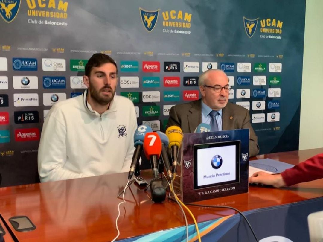 José Ángel Antelo y José Luis Mendoza en la rueda de prensa de despedida del jugador gallego