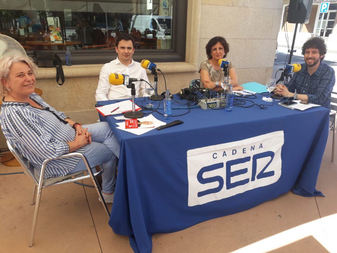 Violeta de Santiago (PSOE), Esteban González (PP), Sandra González (BNG) y Marci Varela (SER Baixo Miño) durante el debate electoral en Tomiño.