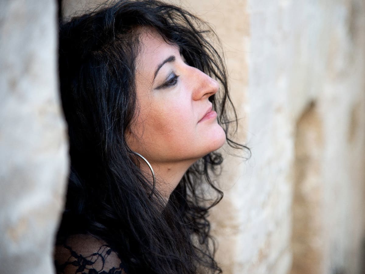 Azahara Palomeque, escritora: "La democracia camina hacia un precipicio, estamos ante una pérdida de derechos de corte histórico"