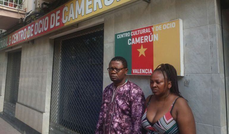 María Nieves Nfina Ondo junto a su marido Cédrik Komol en el centro cultural de Camerún, en Benicalap