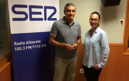 Manuel Ortiz en Radio Albacete, con la periodista Cristina Castellanos