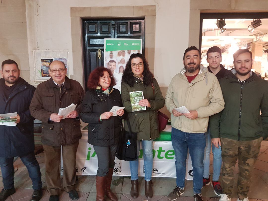 Integrantes de Adelante Andalucía hacen campaña en Linares