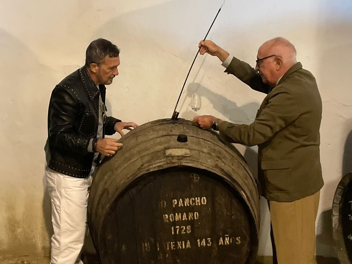 Antonio Banderas y el enólogo Antonio Flores, en la bodega Tío Pepe.
