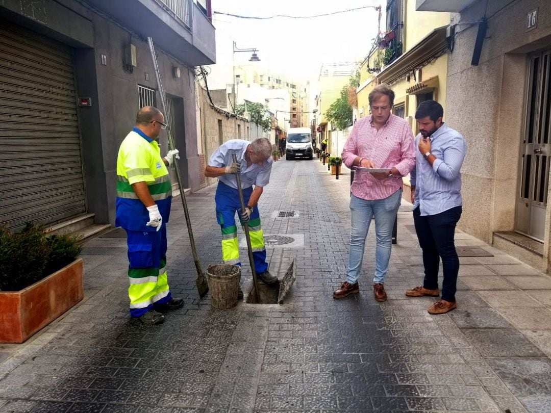 Concejales del ayuntamiento de Algecfiras supervisan la limpieza de imbornales