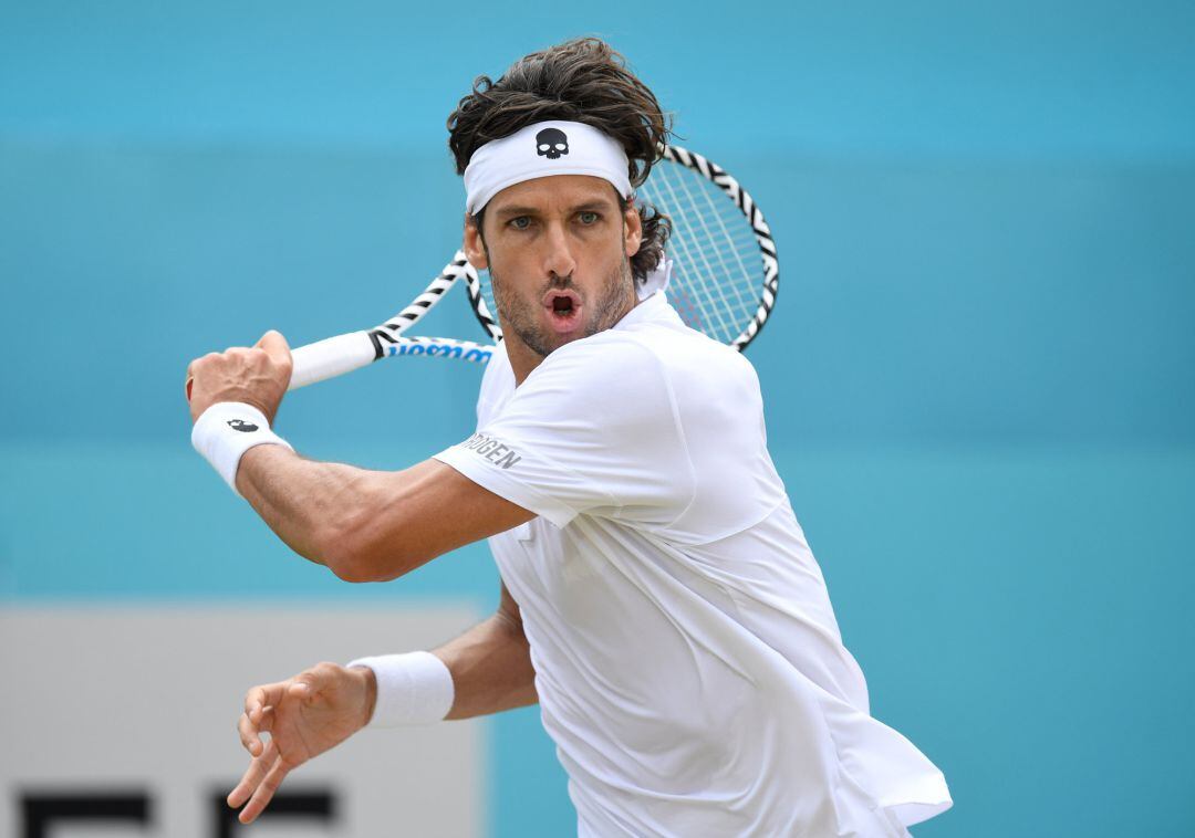 Feliciano López volea durante la final ante Simon.