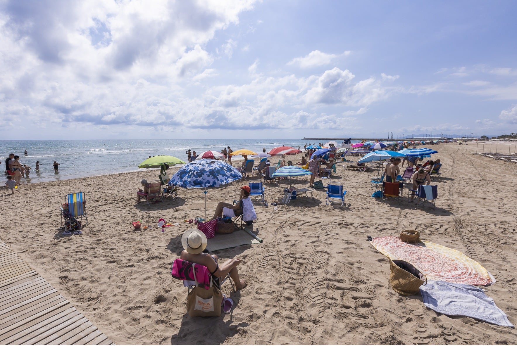 Turistas disfrutando de la playa de Gandia.