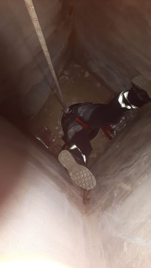 Uno de los bomberos se descuelga para el rescate