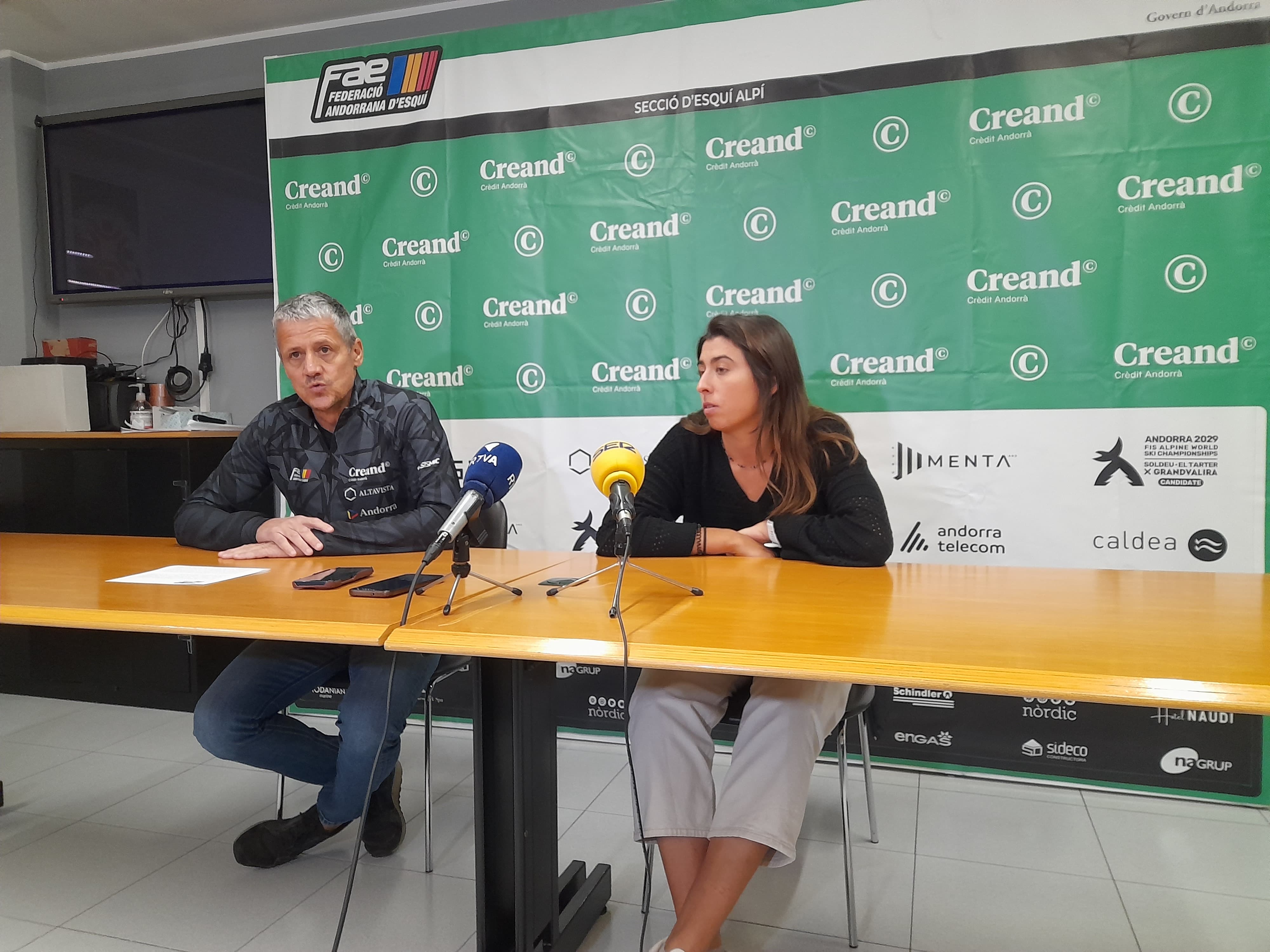 El comiat de Carola Vila, acompanyada del gerent de la FAE, Carles Visa