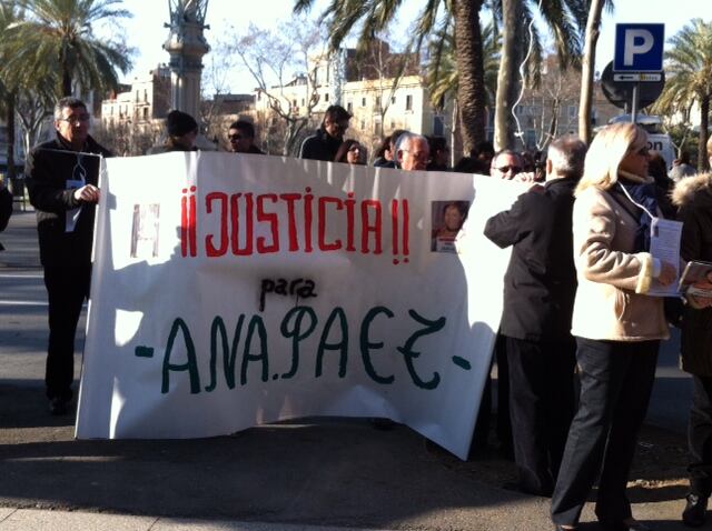 Una trentena de familiars i amics d'Ana Páez, la dona pressumptament assassinada per la seva millor amiga, s'han manifestat davant l'Audiència per reclamar justícia.