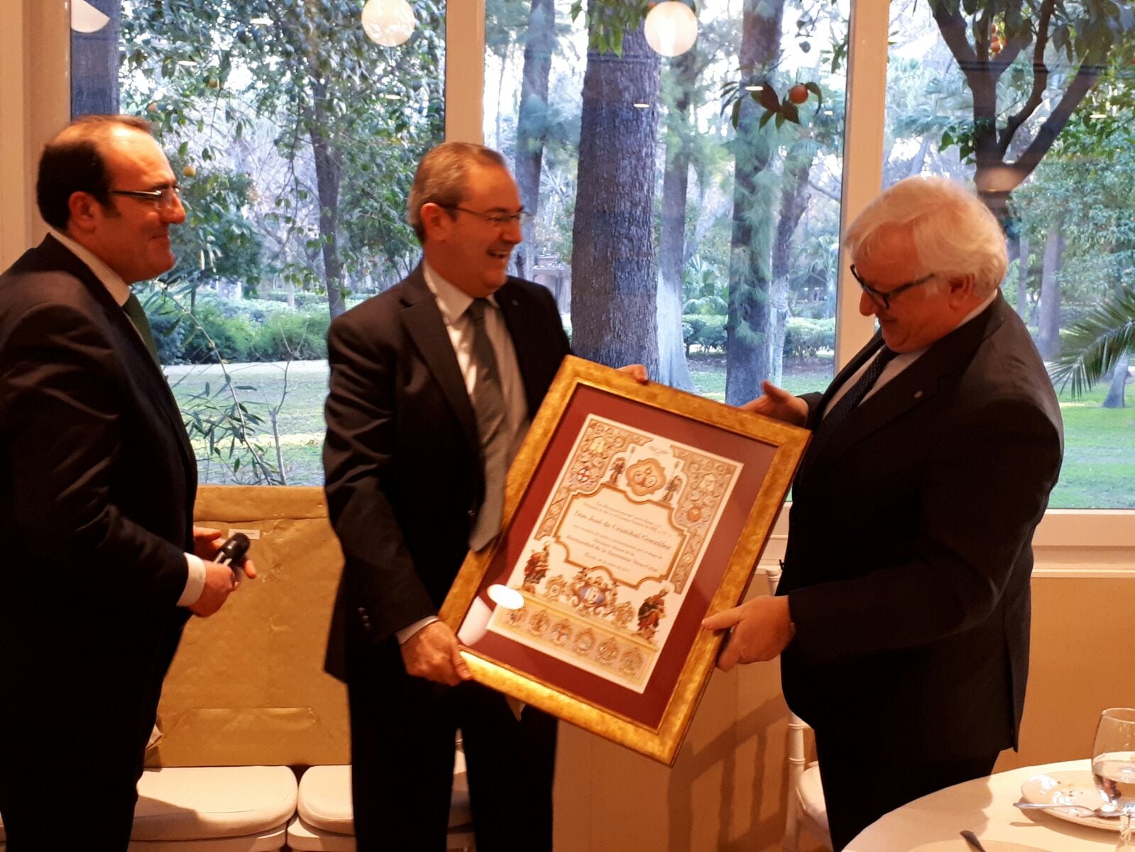 José de Cristóbal, a la derecha, en el homenaje que recibió tras ser hermano mayor de la Vera Cruz