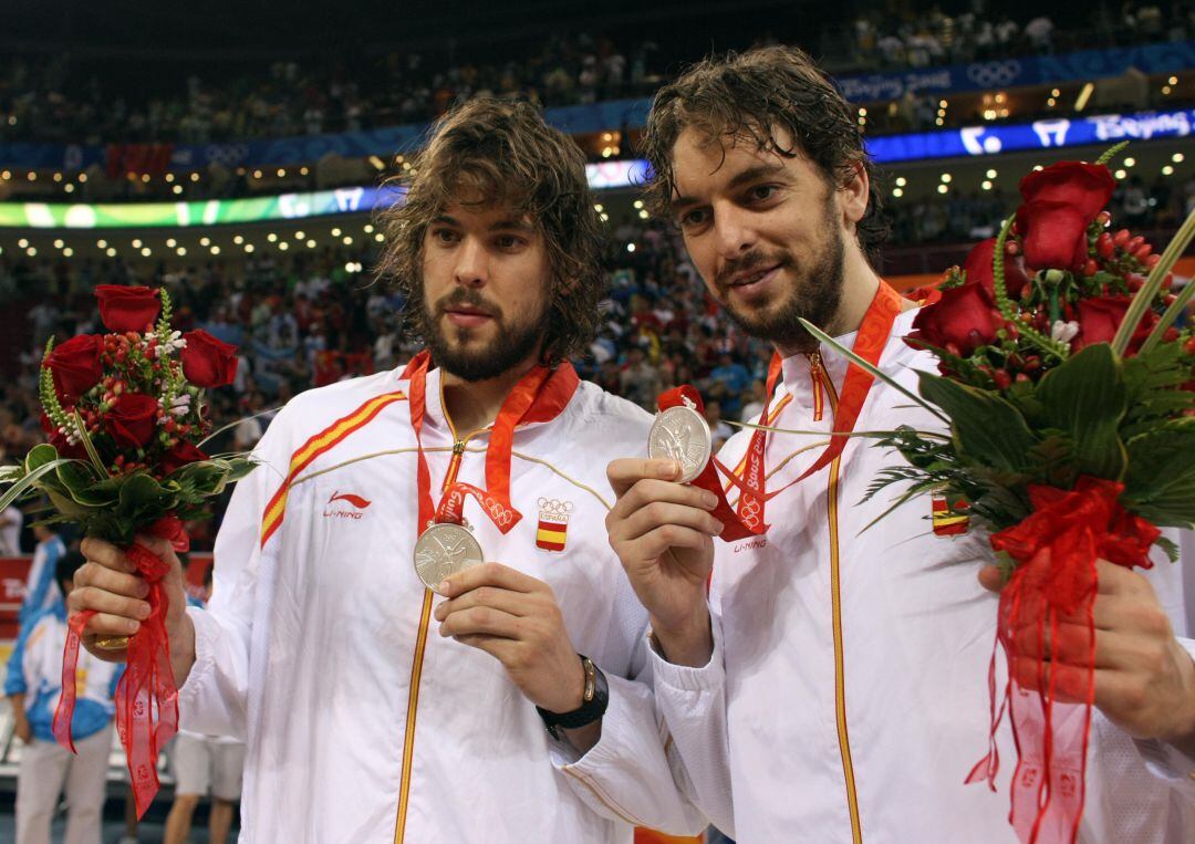 Los hermanos Gasol posan con la plata en los Juegos Olímpicos de 2008, tras caer ante EEUU (118 - 108)